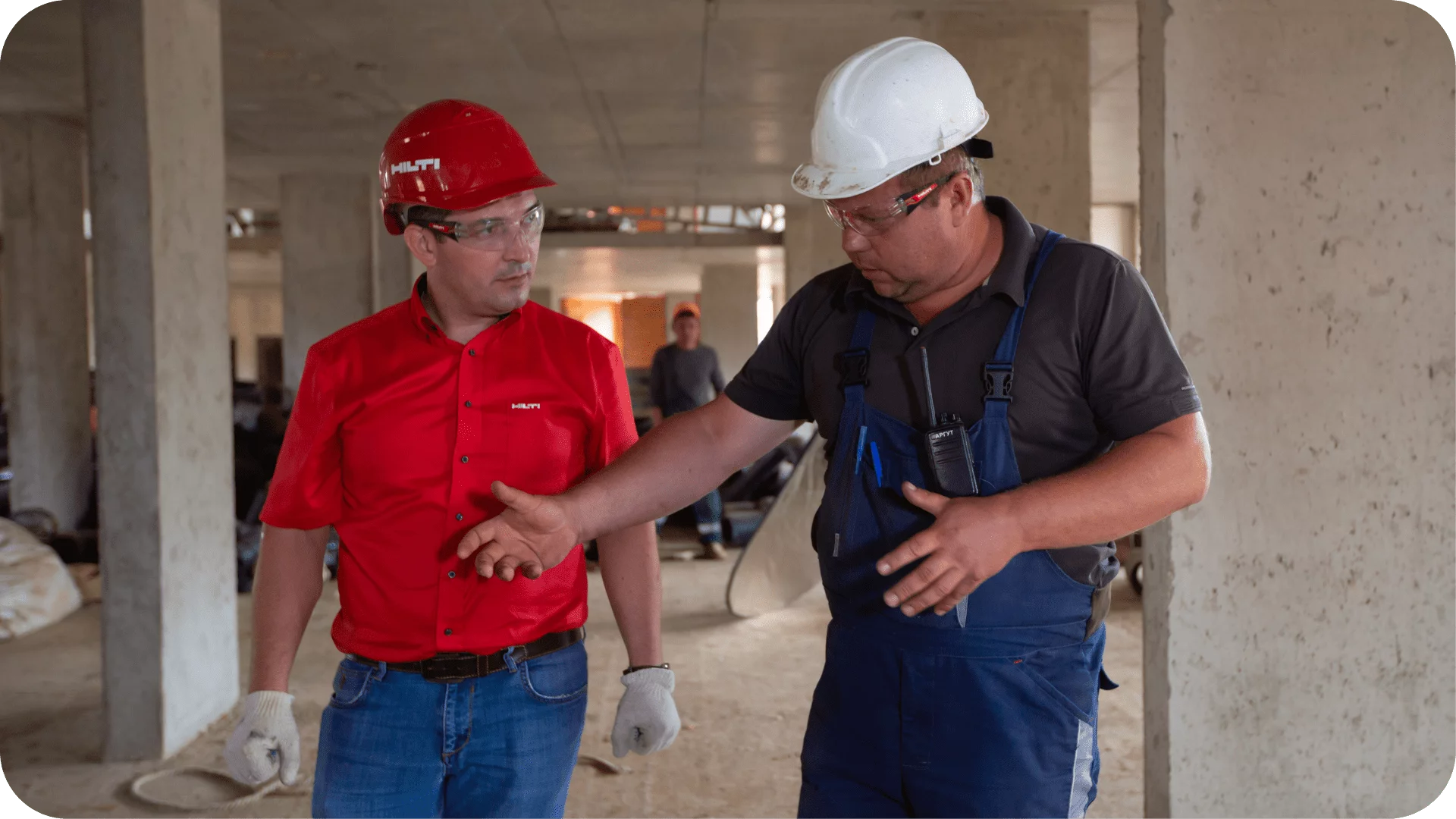 dos ingenieros hablando en obra sobre la construccion - indusfrancia de mexico calidad en ventas y rentas dos ingenieros hablando en obra sobre la construccion indusfrancia de mexico calidad en ventas y rentas